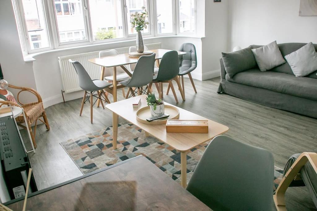 Appartamento Stylish Retreat In Leigh-On-Sea Southend-on-Sea Esterno foto